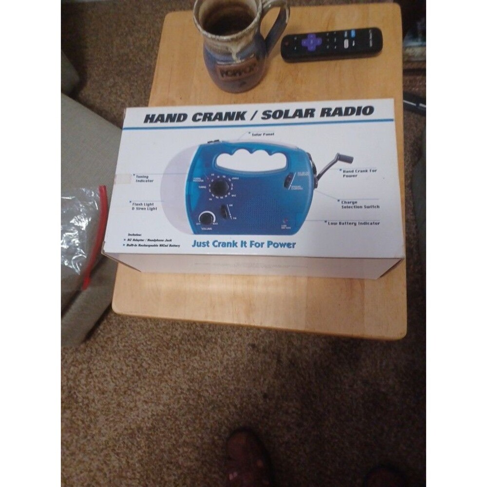 Portable Hand Crank/Solar Radio AM/FM Radio Flash Light & Siren Light